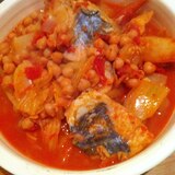 白身魚と冬野菜、ひよこ豆のトマト煮込み
